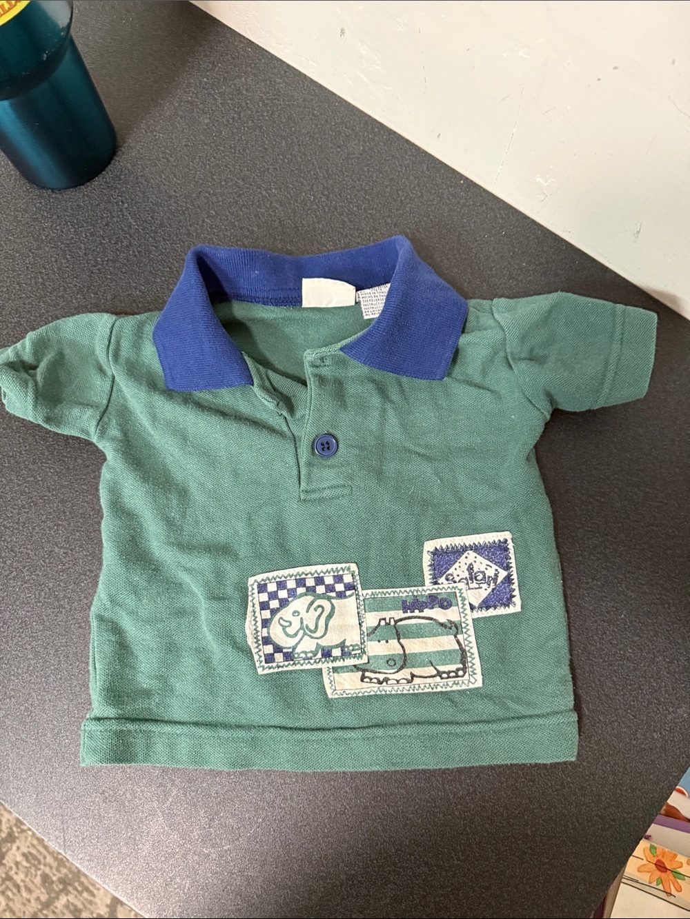 Green Polo Shirt with Blue Collar and Playful Patch Accents 90’s